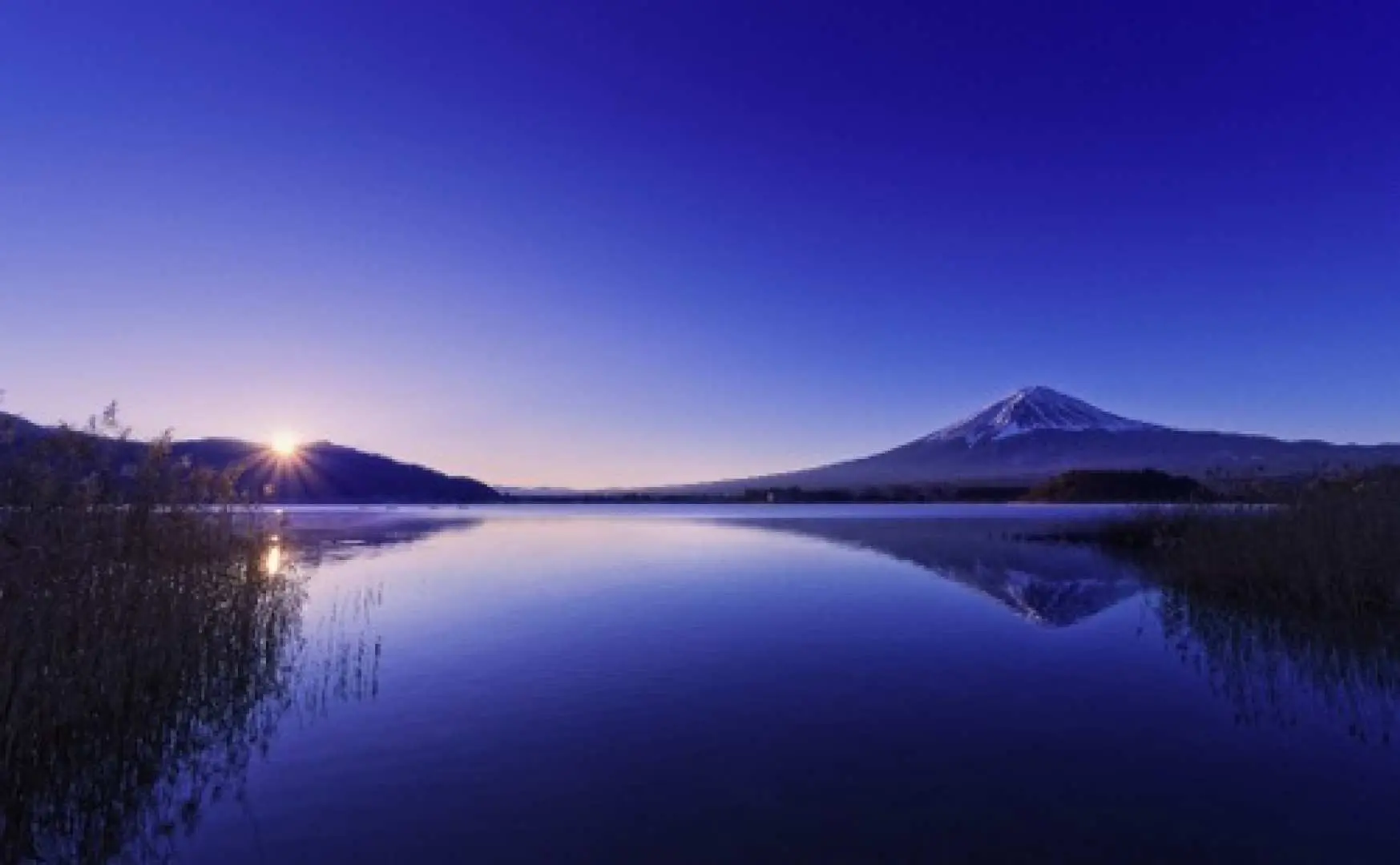 富士山腳下的河口湖，是五湖地區中最為人氣的觀光地區，「河口湖」與山中湖、西湖、本棲湖及精進湖並稱為富士五湖 五湖分別位在富士山下的不同方位