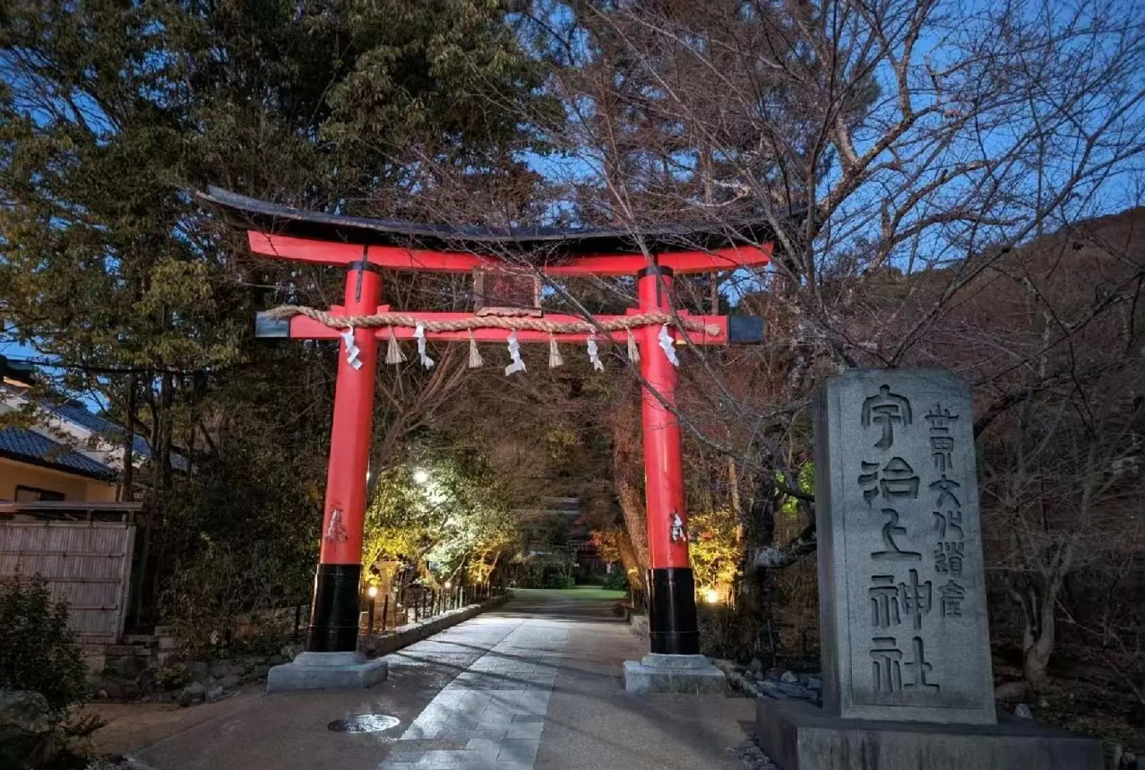 11：00從平等院發行車4分到達宇治上神社，宇治上神社是日本最古老的神社，走過鳥居首先到達的是拜殿，兩邊各有一座清砂，分別代表陰與陽，傳言是神降臨的地方，可以趨吉避兇。神社最裡面背靠山的本殿是日本國寶，建於1060年，是日本最古老的神社建築。 （建議遊玩1小時）
.