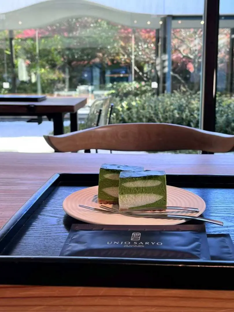 14：00我們前往體驗宇治的抹茶課程，您將有機會品嚐到季節限定的和果子，以及榮獲Japanese Tea Selection Paris金獎和日本茶AWARD優秀產品獎的上等日本茶（煎茶或玉露）。同時，您也可以聆聽由日本茶導師講述有關茶的點滴，感受煎茶道方円流所展示的立禮式茶道，沉浸在季節美味和備受讚譽的日本茶的樂趣之中。 （時間根據您選的課程時間來訂）