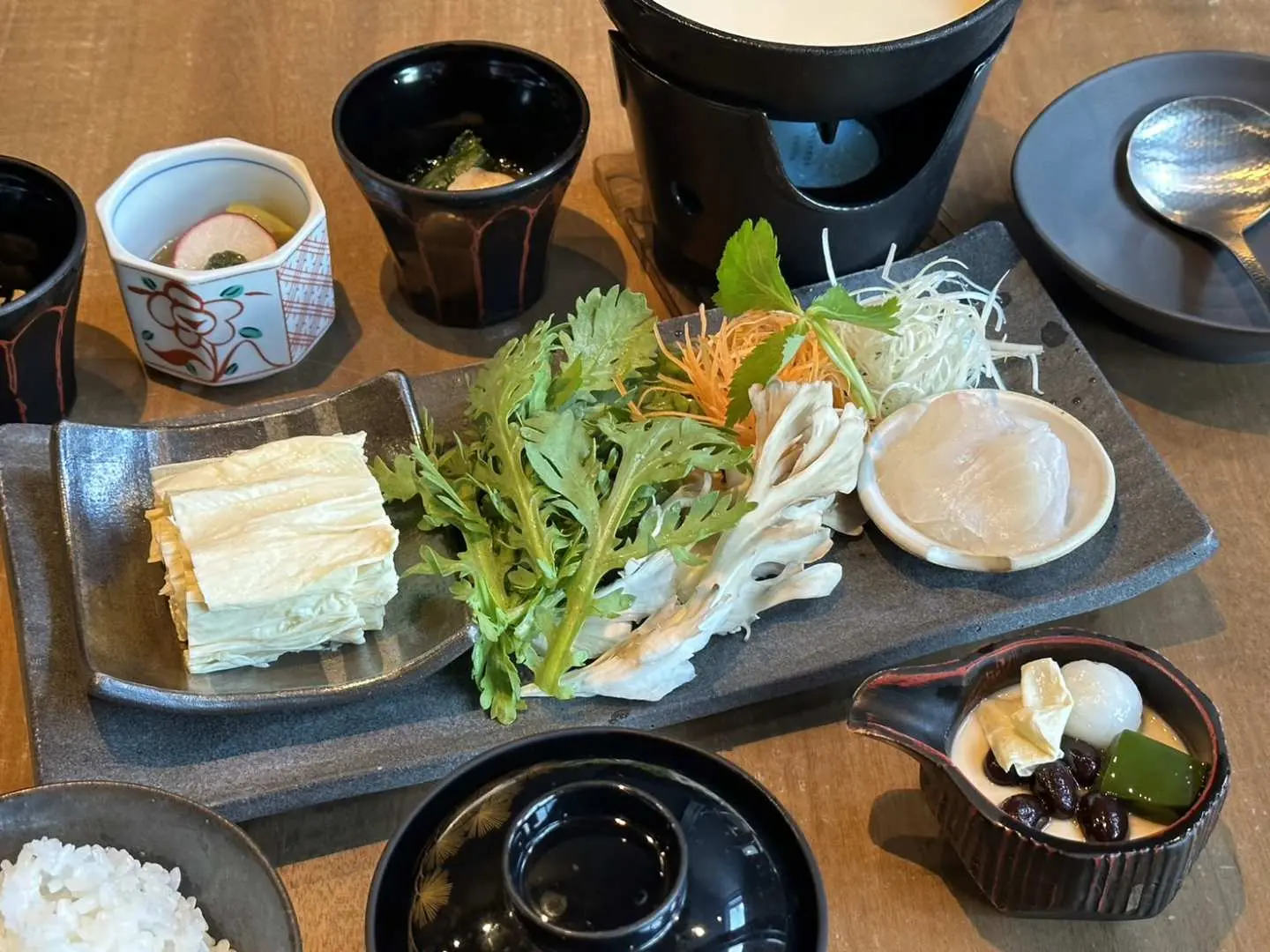 ランチ：日光湯波柔らかもめ皮しゃぶしゃぶ御膳 または 日光湯波巻御膳