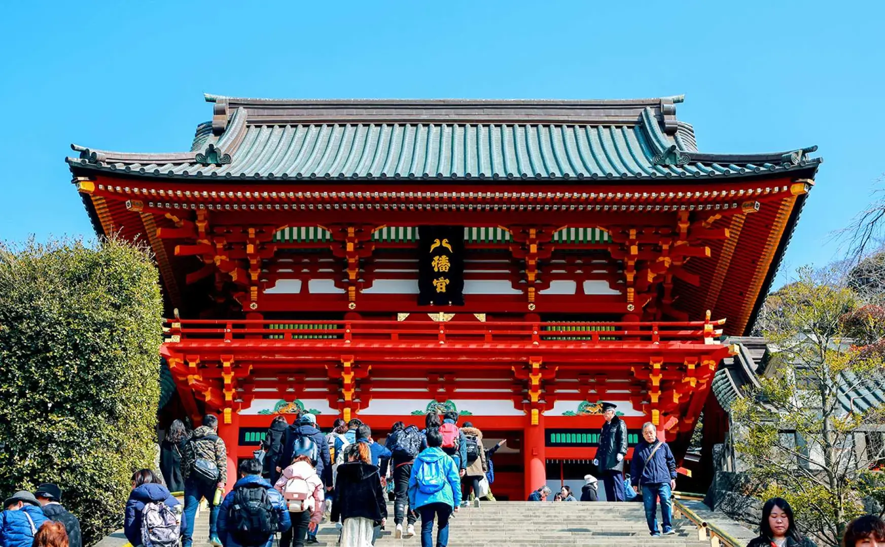 【路線 D 】鎌倉一日遊：鶴岡八幡宮(停留時間約 60 分鐘）→ 小町通商店街（自由午餐・停留時間約90分鐘）→ 鎌倉大佛（停留時間約30分鐘）→ 鎌倉高校前(平交道口)（停留時間約20分鐘）→ 江之島（停留時間約90~120分鐘）