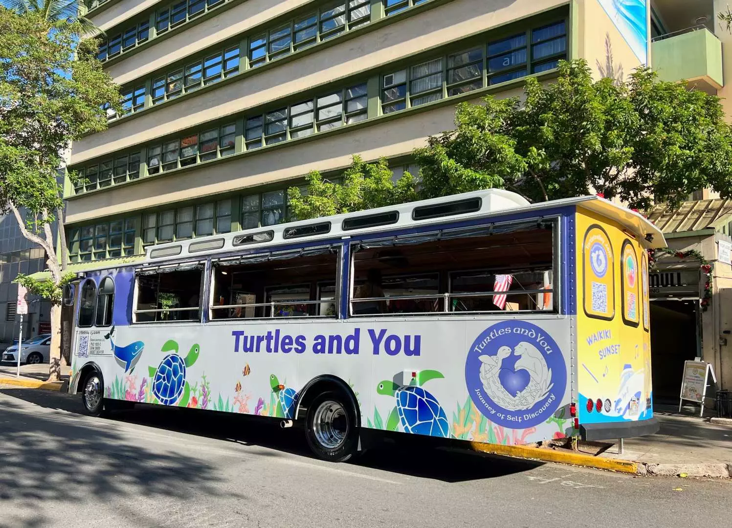 Xe buýt đưa đón độc quyền 'Turtles and You' cho tour lặn ngắm rùa Waikiki, Oahu, Hawaii, đang đỗ trên phố, sẵn sàng đón khách.