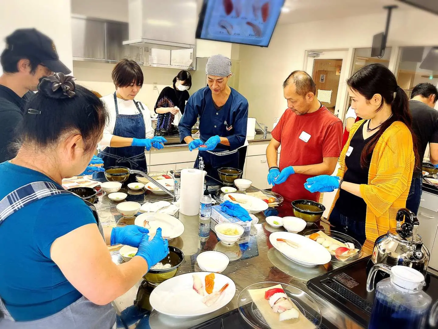 講師の先生と一緒にお寿司を握ります（作ります）