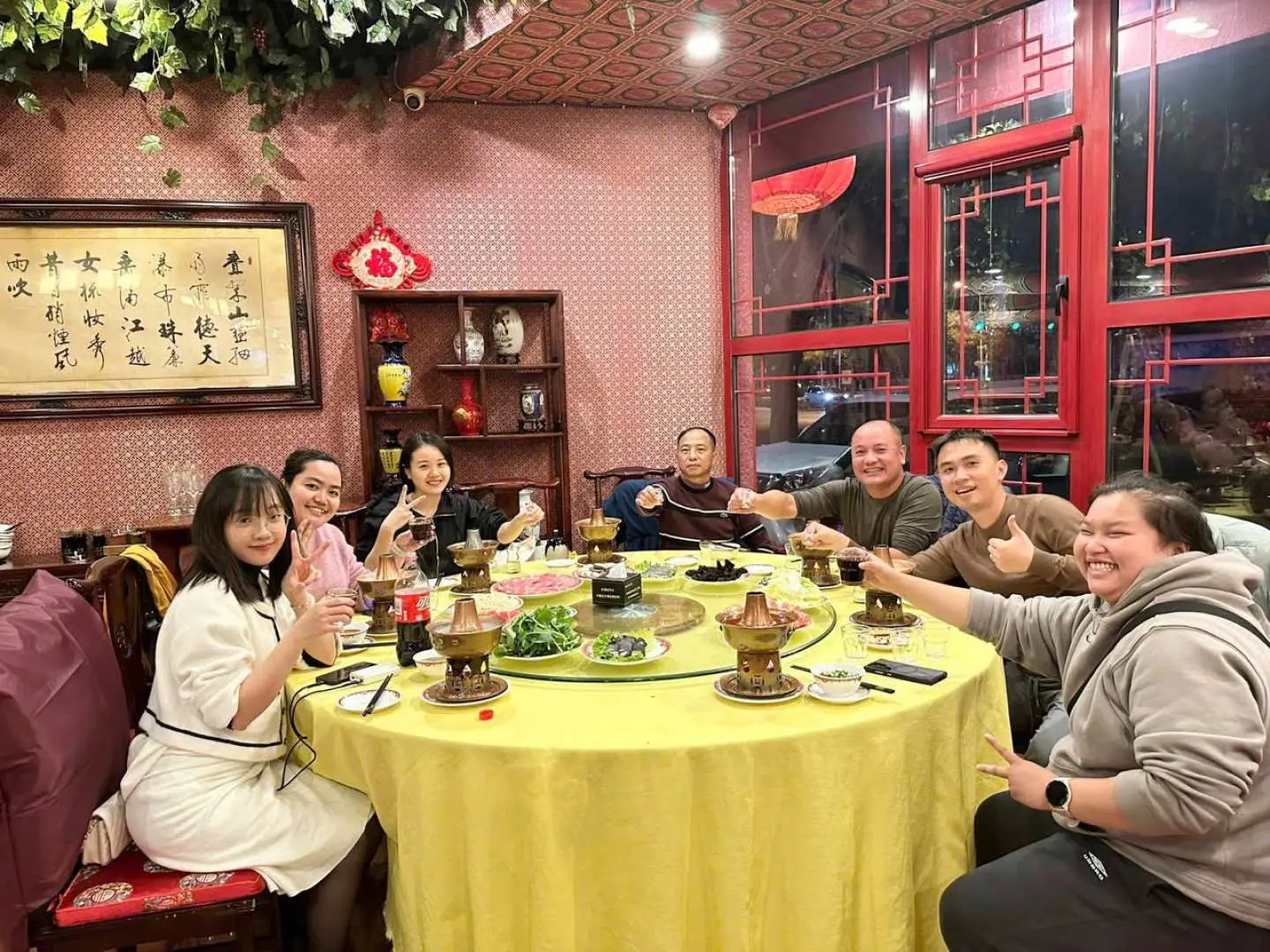 抵達北京機場，專車及導覽團前往飯店入住休息。晚餐於當地餐廳享用著名的傳統北京烤鴨。