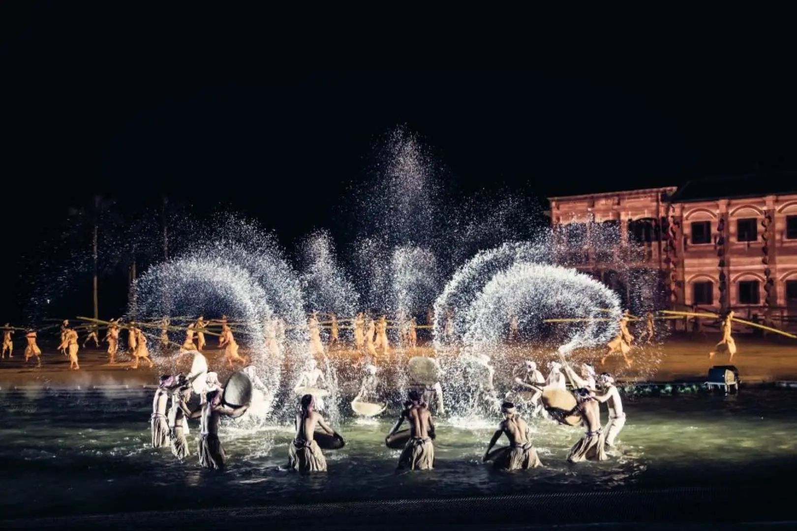 A must-see in Hoi An! The large-scale realistic stage play "Hoi An Impression" allows you to experience the dual customs of the ancient city of Hoi An and the water town of Canaan Island.