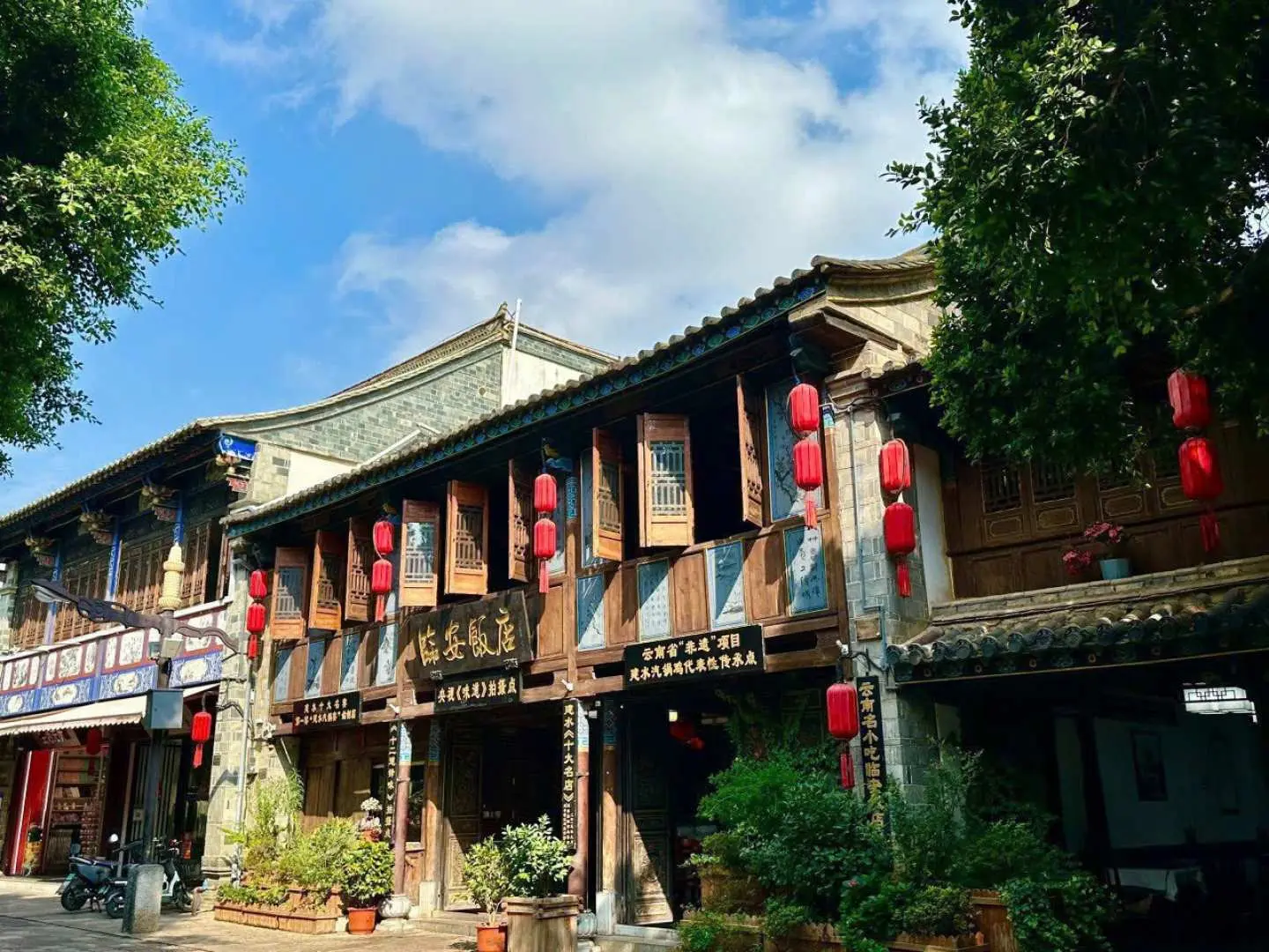 Afternoon: The group arrives at the ancient city of Kien Thuy and visits Kien Thuy Ancient Town. The group visited the store selling and introducing Yunnan Tea products and shopping.