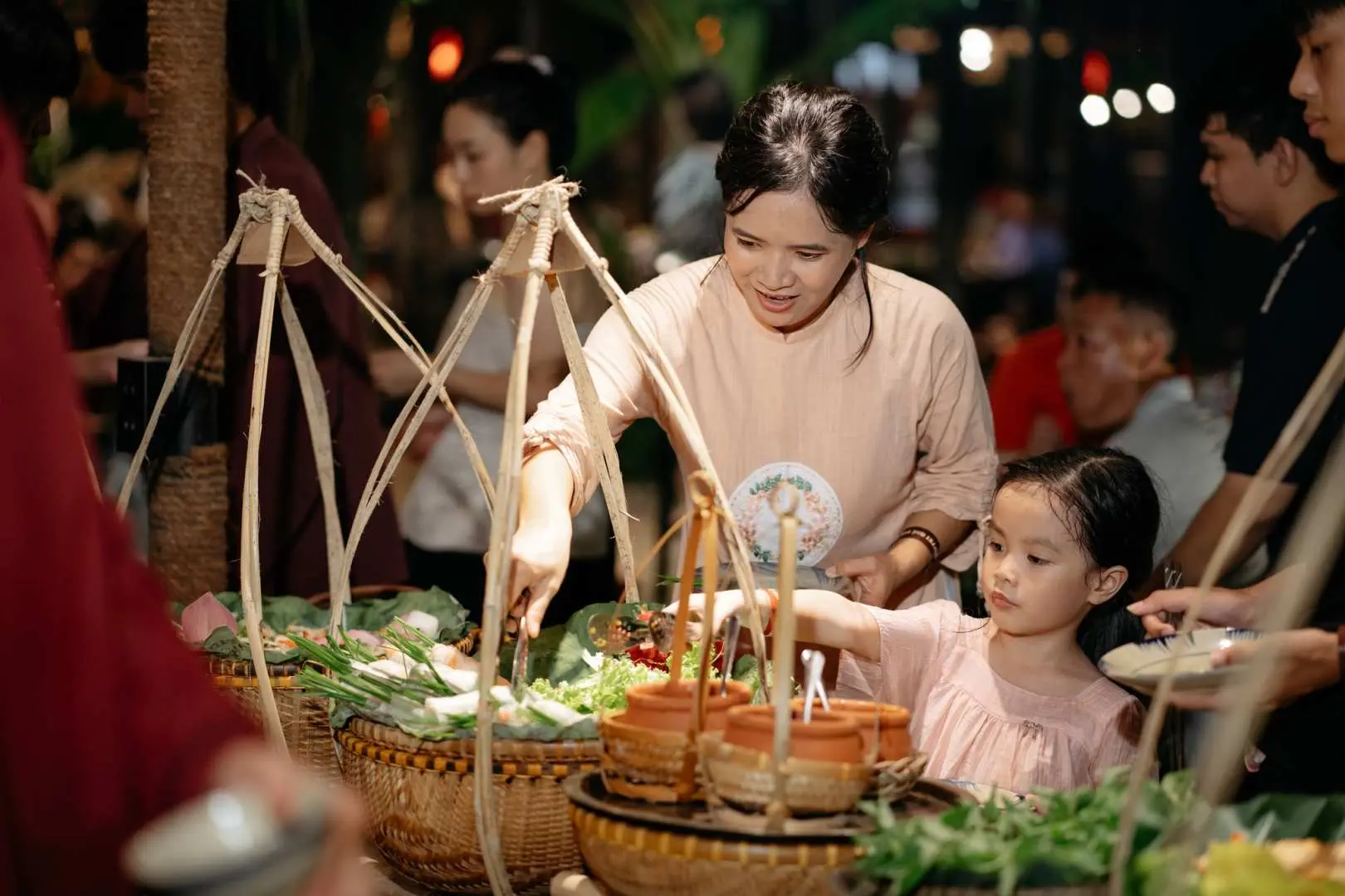 芽庄美食之旅中，母女在传统自助餐区精心挑选新鲜食材，准备品尝地道越南风味佳肴。