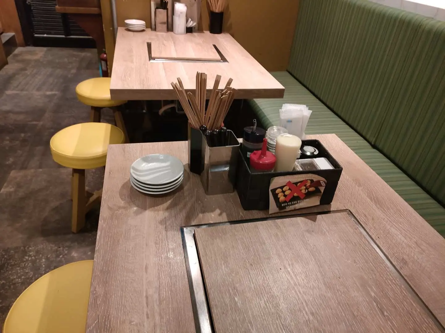 One takoyaki machine and ingredients will be distributed to each table. Each person can grill and eat 15 takoyaki. Alcohol and additional dishes are available at an additional charge, but you can order them as you like.