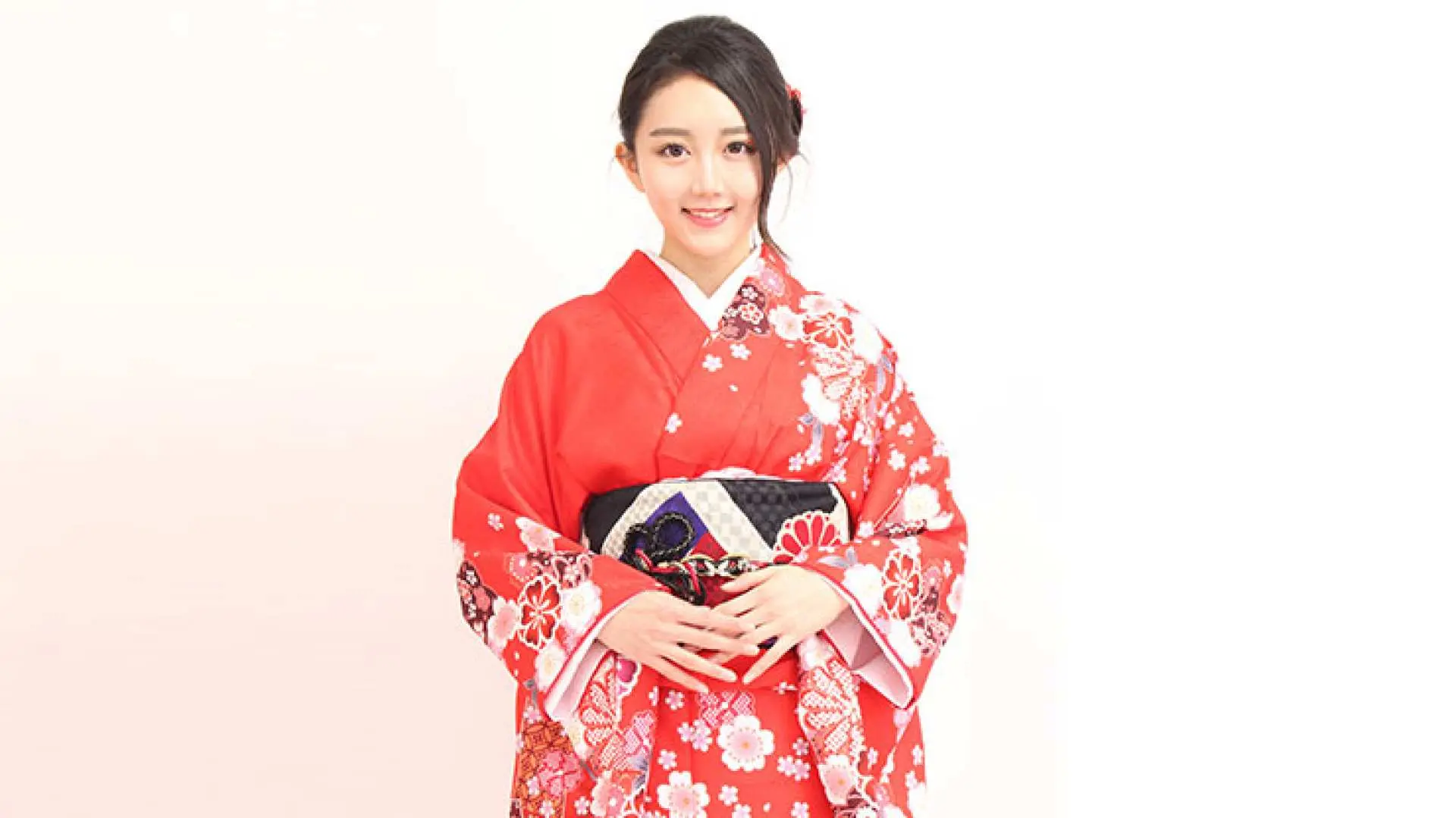 一位身穿豔麗紅色花紋和服的女性，展現京都和服租賃體驗的經典款式與日本傳統服飾之美。