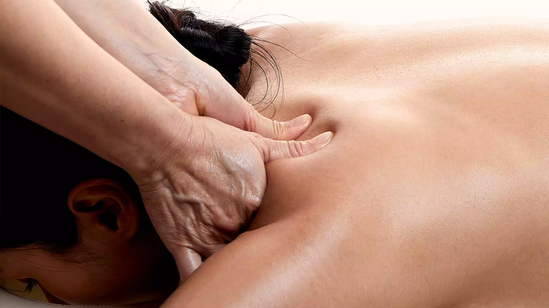 ผู้เชี่ยวชาญกำลังนวดบ่า คอ และหลังแบบลงลึกที่ Gaaya by Oasis Spa กรุงเทพฯ เพื่อคลายความตึงเครียดของกล้ามเนื้ออย่างมีประสิทธิภาพ