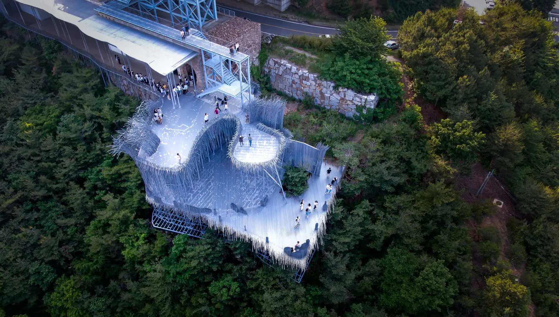 江陵哈斯拉藝術世界戶外雕塑公園，獨特的流線型藝術裝置融入山林間，吸引遊客駐足探索與體驗。