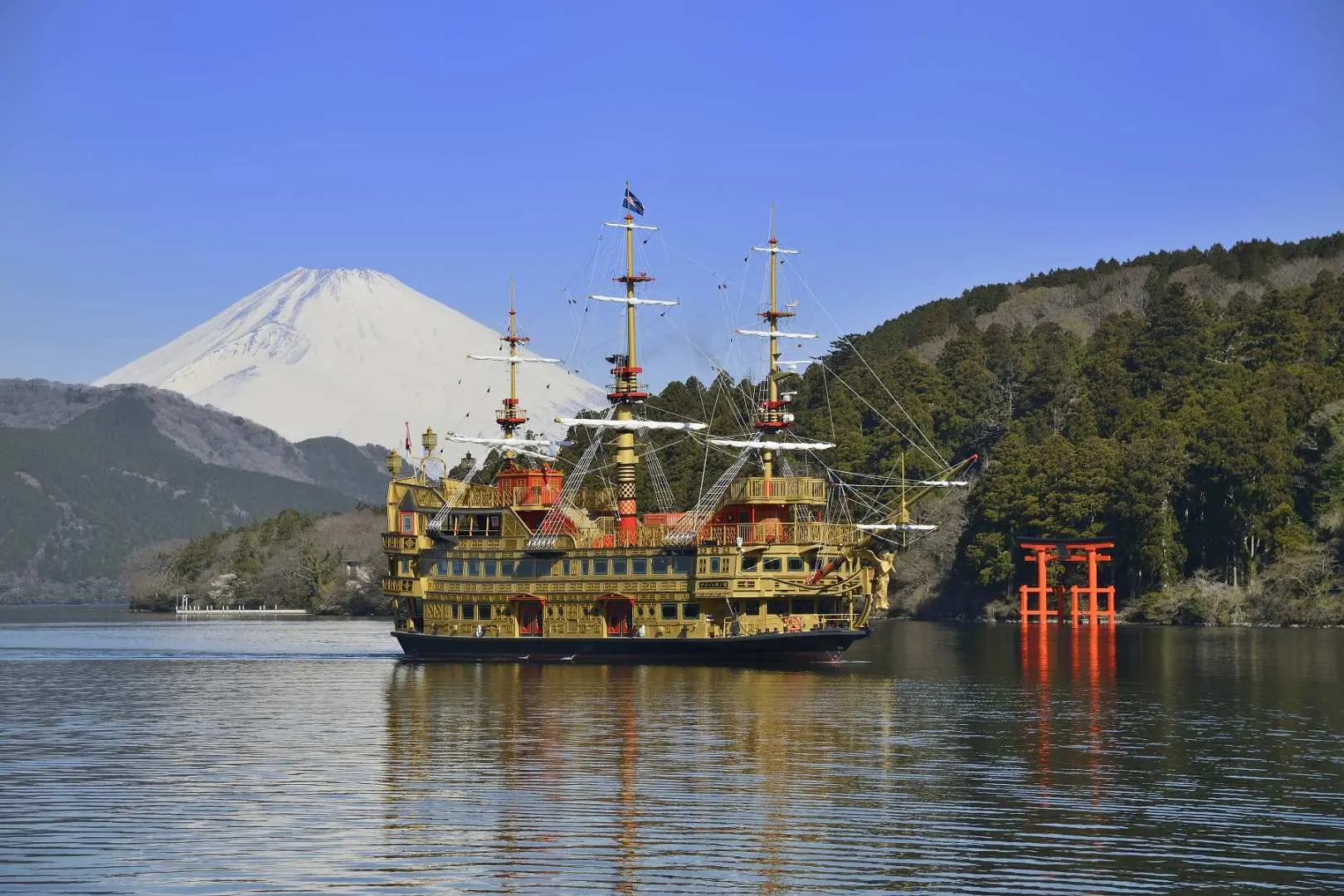 Arrive at Taoyuandai Cable Car Station and take the Lake Ashi Pirate Boat (total stay time is about 45 minutes)