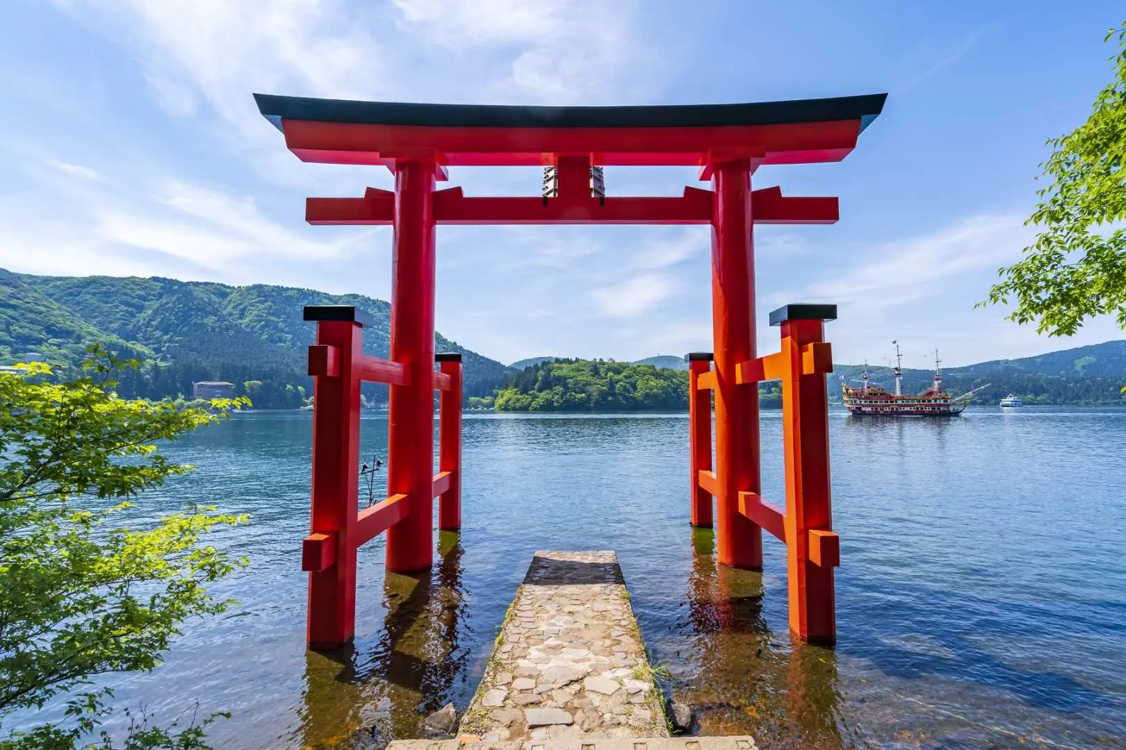 Arrive at Hakone Port, free time and go to Hakone Shrine. Please buy lunch nearby (stay for about 2 hours and 25 minutes)