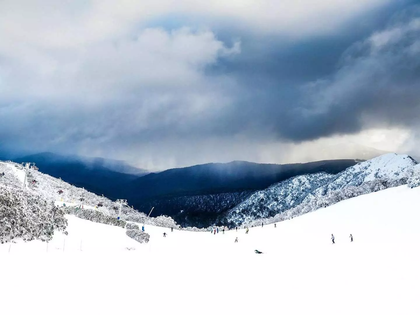 10:00am – 15:00pm 观赏白雪皑皑的雪山景色，在高出将布勒山雪景尽收眼底。在布勒山村庄与家人朋友一起堆雪人，做雪球，打雪仗，雪地漫步，玩滑雪橇。雪山上咖啡厅、休闲场所一应俱全，电影院、雪山博物馆都是消磨时间的好地方。除此之外，还可以在邮局选一张喜欢的明信片邮寄。午餐时间，布勒山提供多家咖啡厅及餐厅，从简易西餐到奢华意大利菜应有尽有，可以自由选择。下午依旧可以进行雪上活动和自由活动。感受雪山村庄的度假气氛