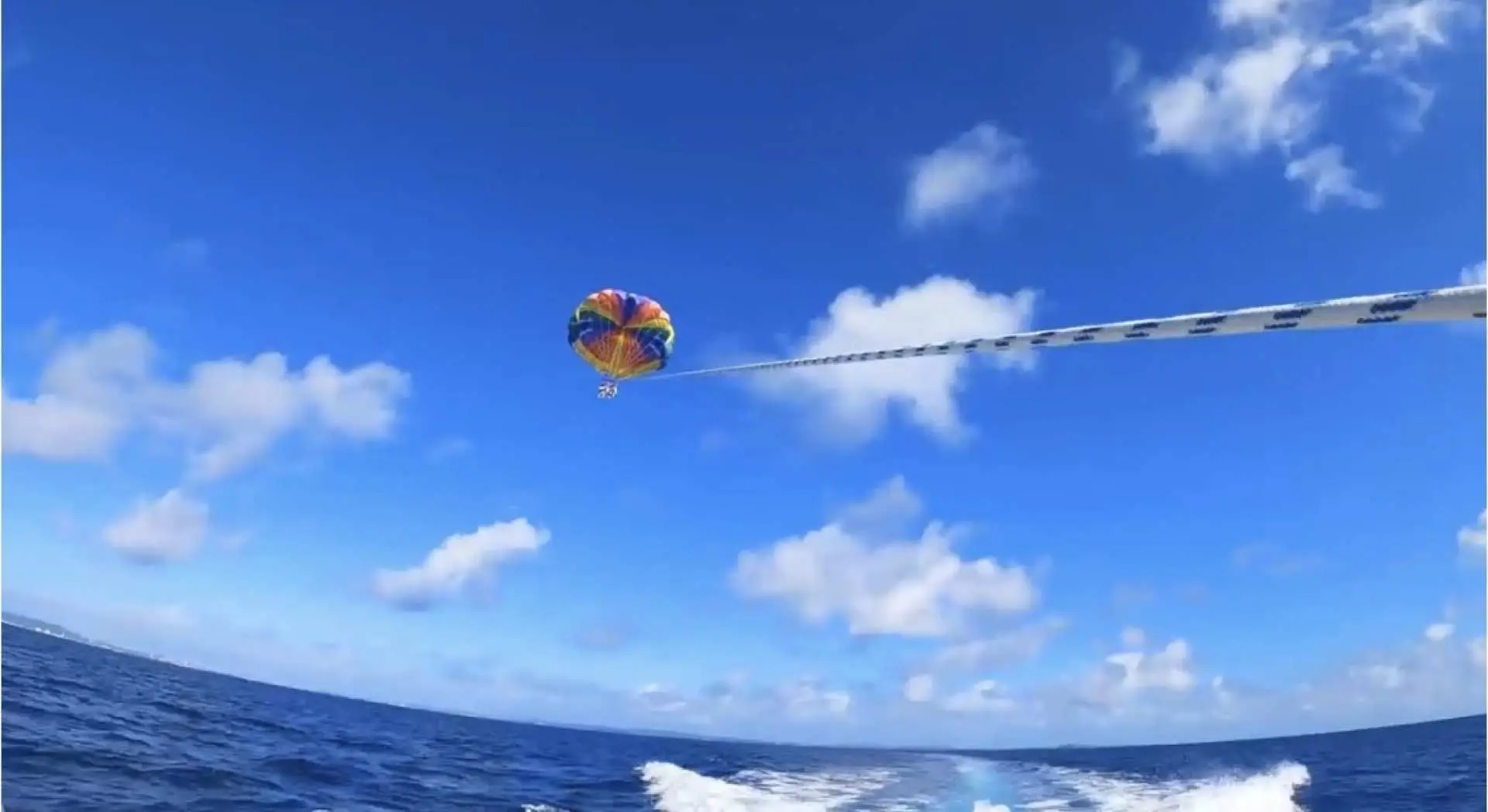 <Start of flight> Arrive at the flight point, put on a parachute and take off into the sky!
Enjoy the beautiful ocean of Okinawa and the scenery of Chinen and Kudaka Island in Nanjo City from the sky.
Ride time: Approximately 30 to 90 minutes (depending on the number of passengers)