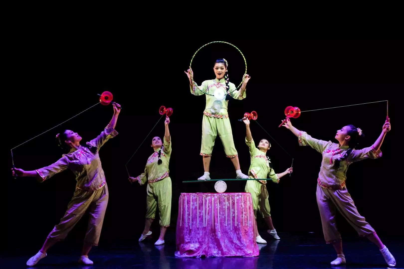 TaipeiEYE folk acrobatics show in Taipei, with female performers demonstrating exceptional balance and props manipulation, presenting the exquisite skill and fun of traditional Chinese folk arts.