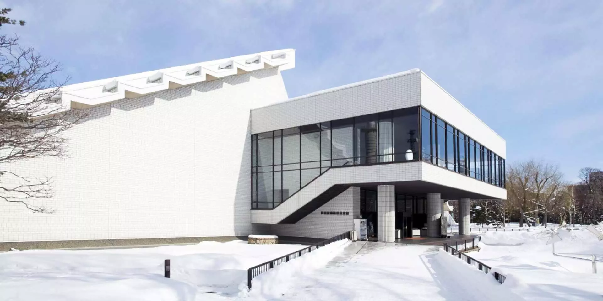 札幌・北海道立近代美術館（車窓から観賞）