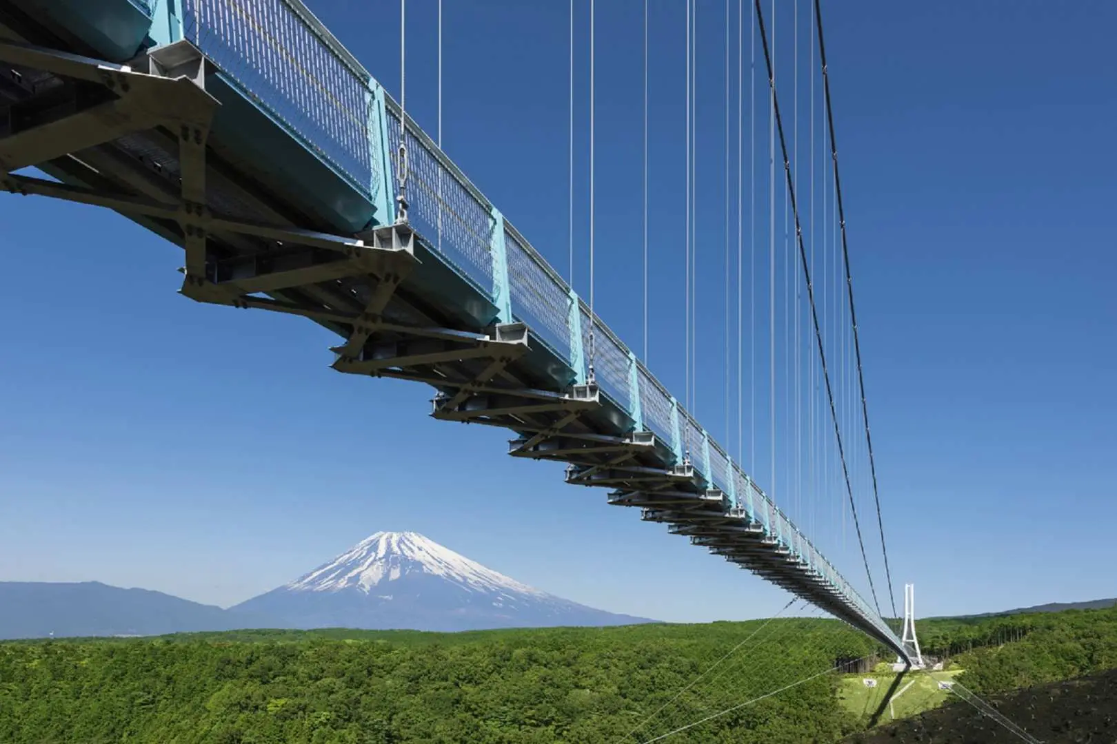 日本第一长的三岛天空大吊桥，从桥下仰望可见其宏伟，远眺白雪富士山。