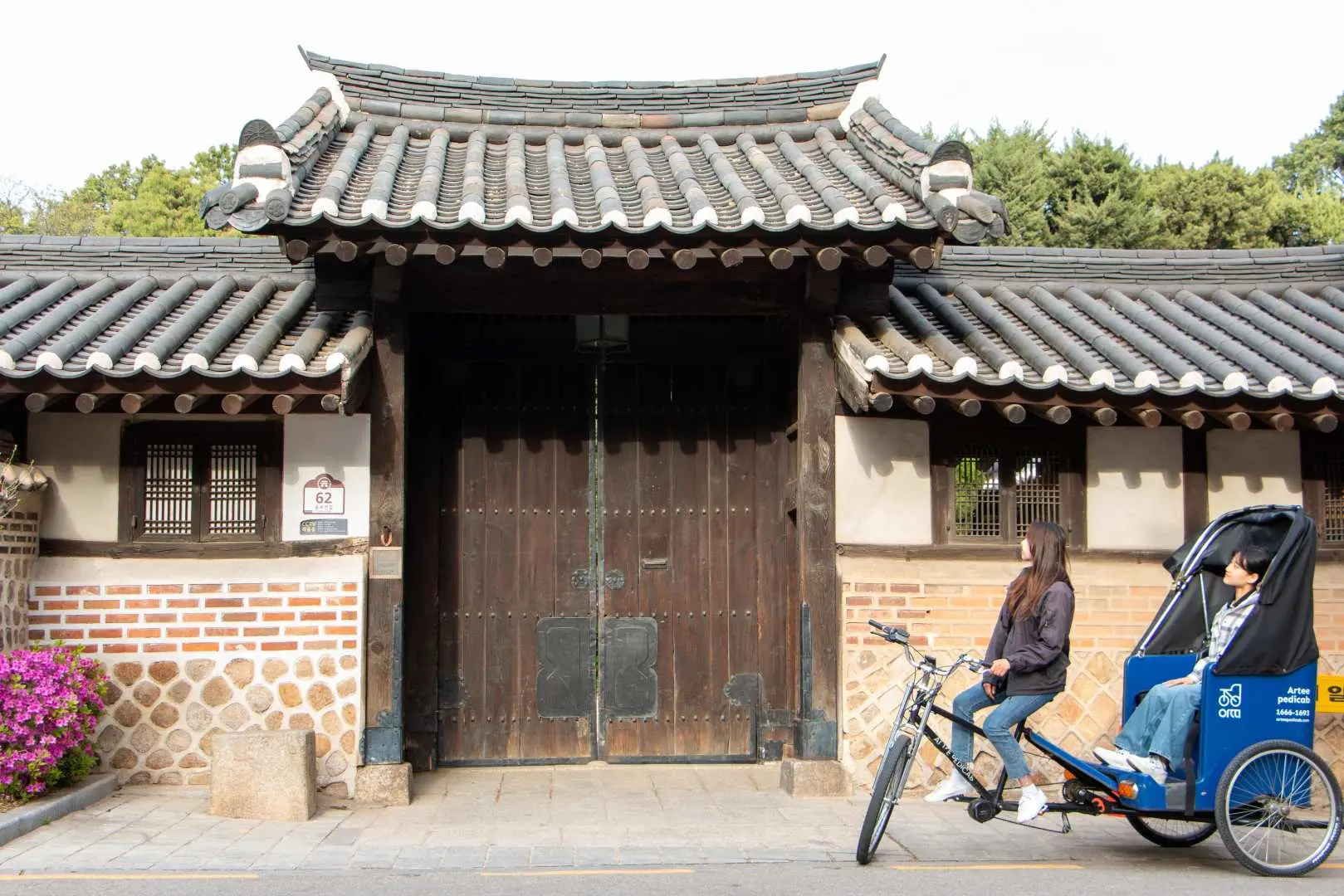 서울의 독특한 붉은 벽돌 건물을 지나는 프라이빗 인력거 투어. 수많은 창문이 현대와 전통 건축의 조화를 보여줍니다.