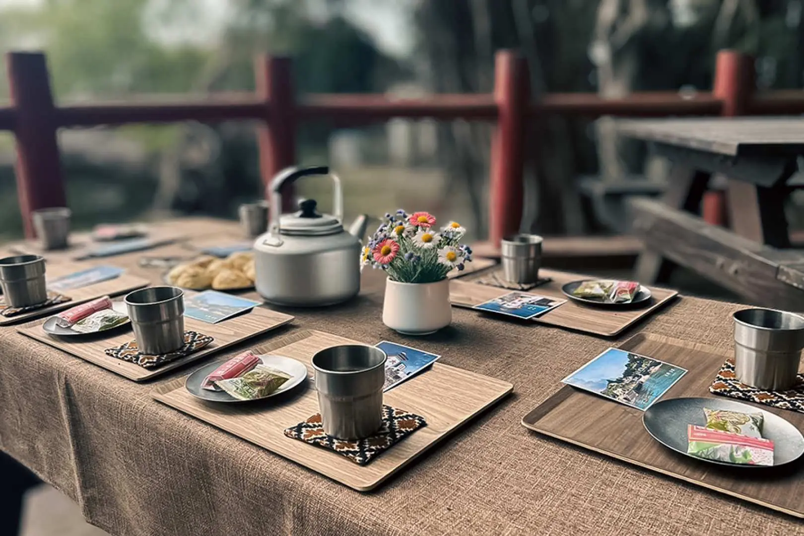 金門大膽島專屬茶點體驗，戶外桌上擺放溫熱茶水、精緻茶點與鮮花，讓遊客在歷史現場感受冬日暖心時刻，享受有溫度的戰地回憶。