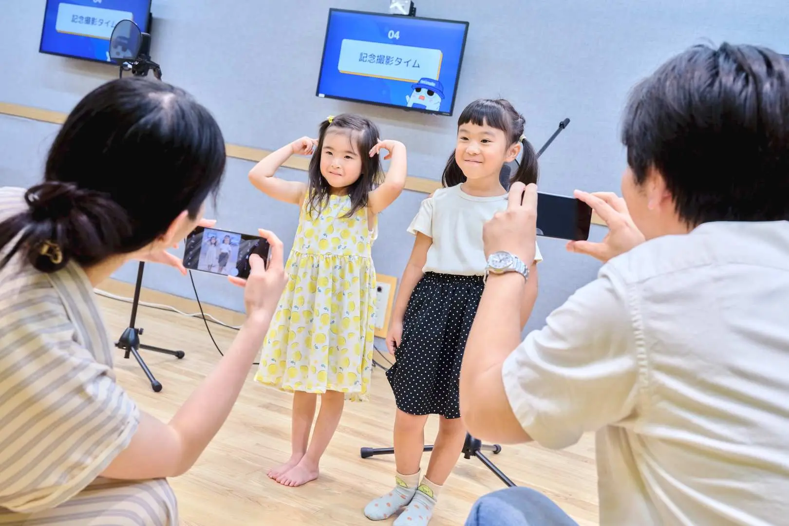 Các em có chút lo lắng trong quá trình trải nghiệm, nhưng sau khi buổi ghi hình kết thúc, các em đều mỉm cười!