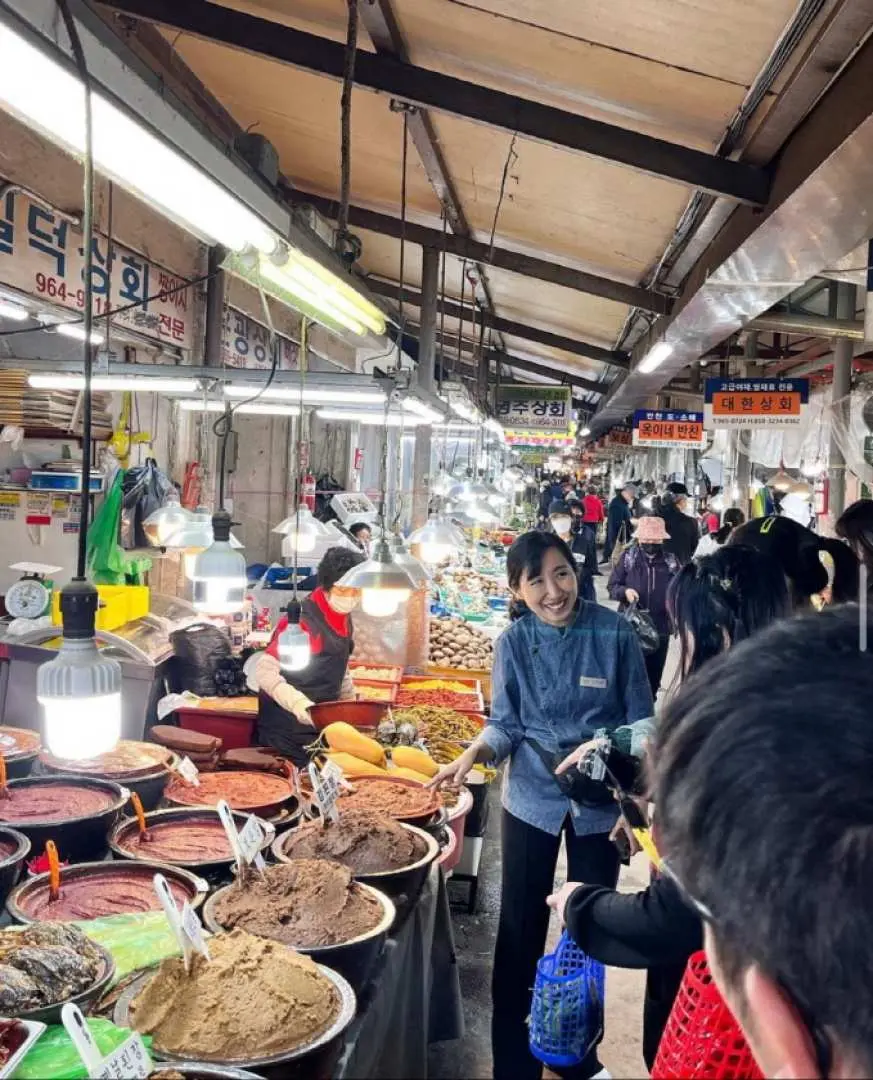 專業導遊在首爾京東市場或藥令市場熱情介紹各式傳統食材，讓學員從源頭了解韓國飲食文化精髓。