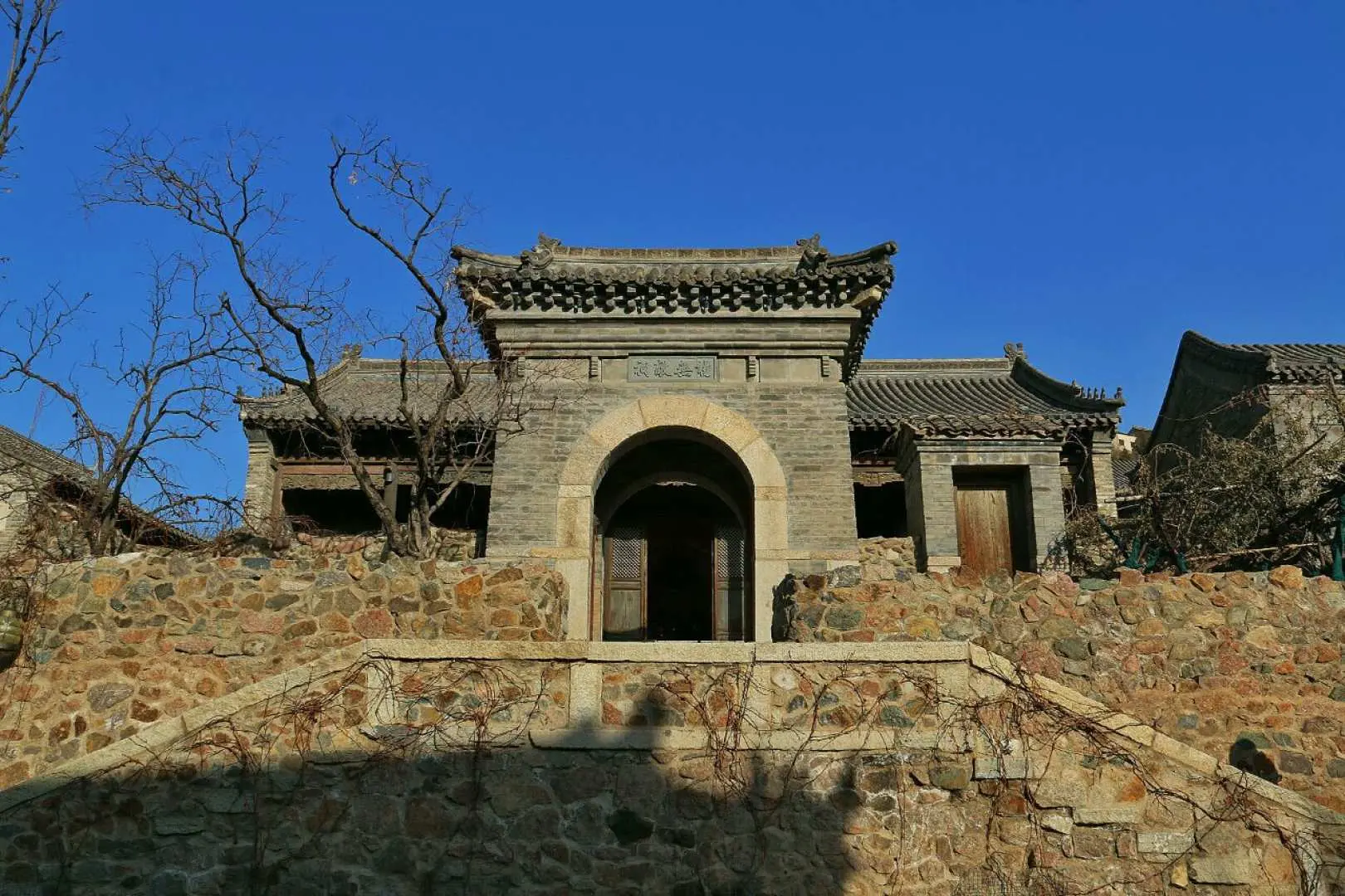 杨无敌祠，位于景区中心区域令公街，紧邻英华书院，整个杨无敌祠分为两进，第一进供奉的是杨令公及他的八个儿子，第二进供奉的是佘太君及杨家女将，再现了杨家四代人戍守北疆、精忠报国的动人事迹。