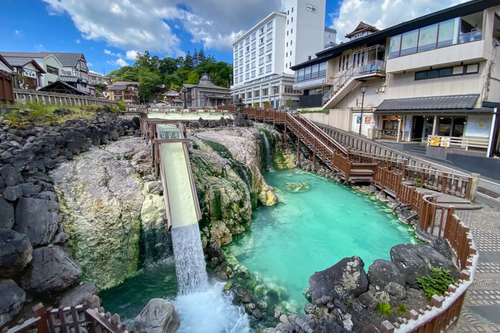 群马草津温泉是日本的知名温泉胜地，以其高温的温泉水和疗效闻名于世。
