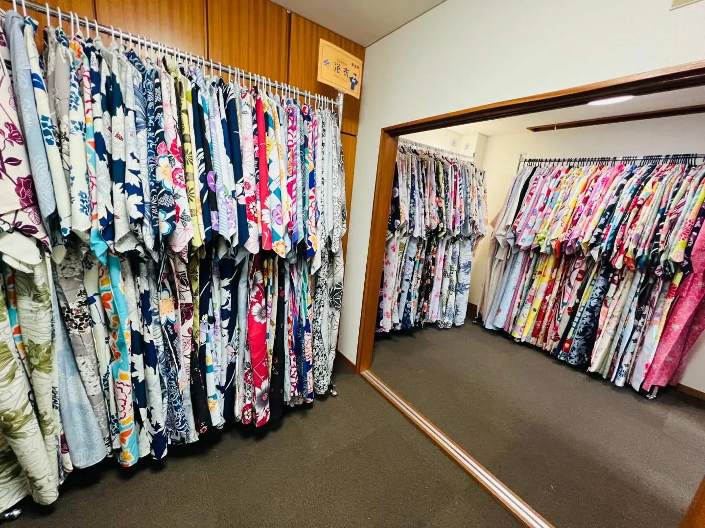 寬敞明亮店面展示超過500款和服與浴衣，從流行蕾絲到復古風格應有盡有，方便顧客在京都清水寺自由挑選。