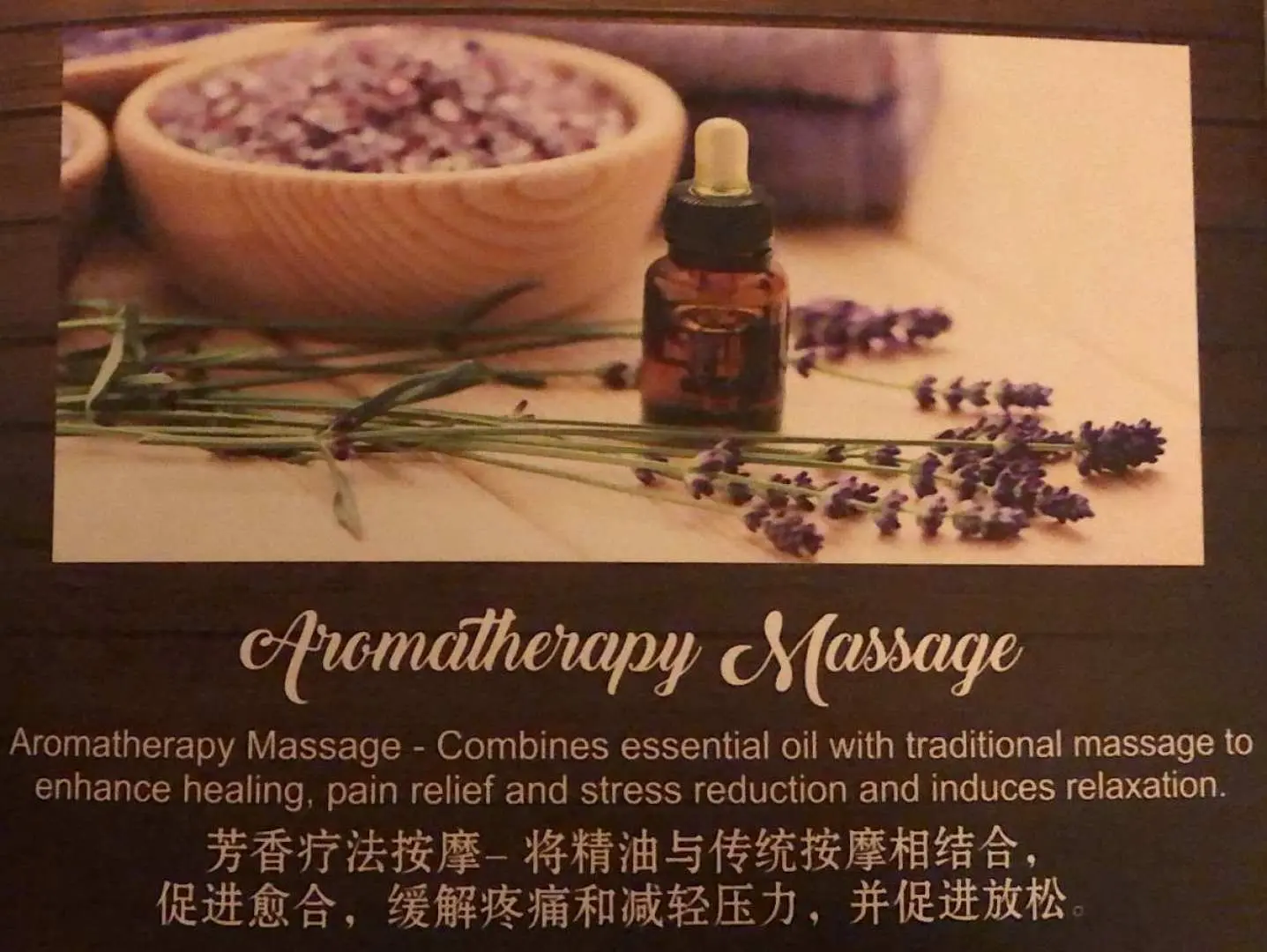 Hình ảnh quảng cáo massage trị liệu bằng hương thơm tại Alam Beauty & Wellness Spa Kuala Lumpur, với tinh dầu hoa oải hương và thảo mộc mang lại sự thư giãn sâu.