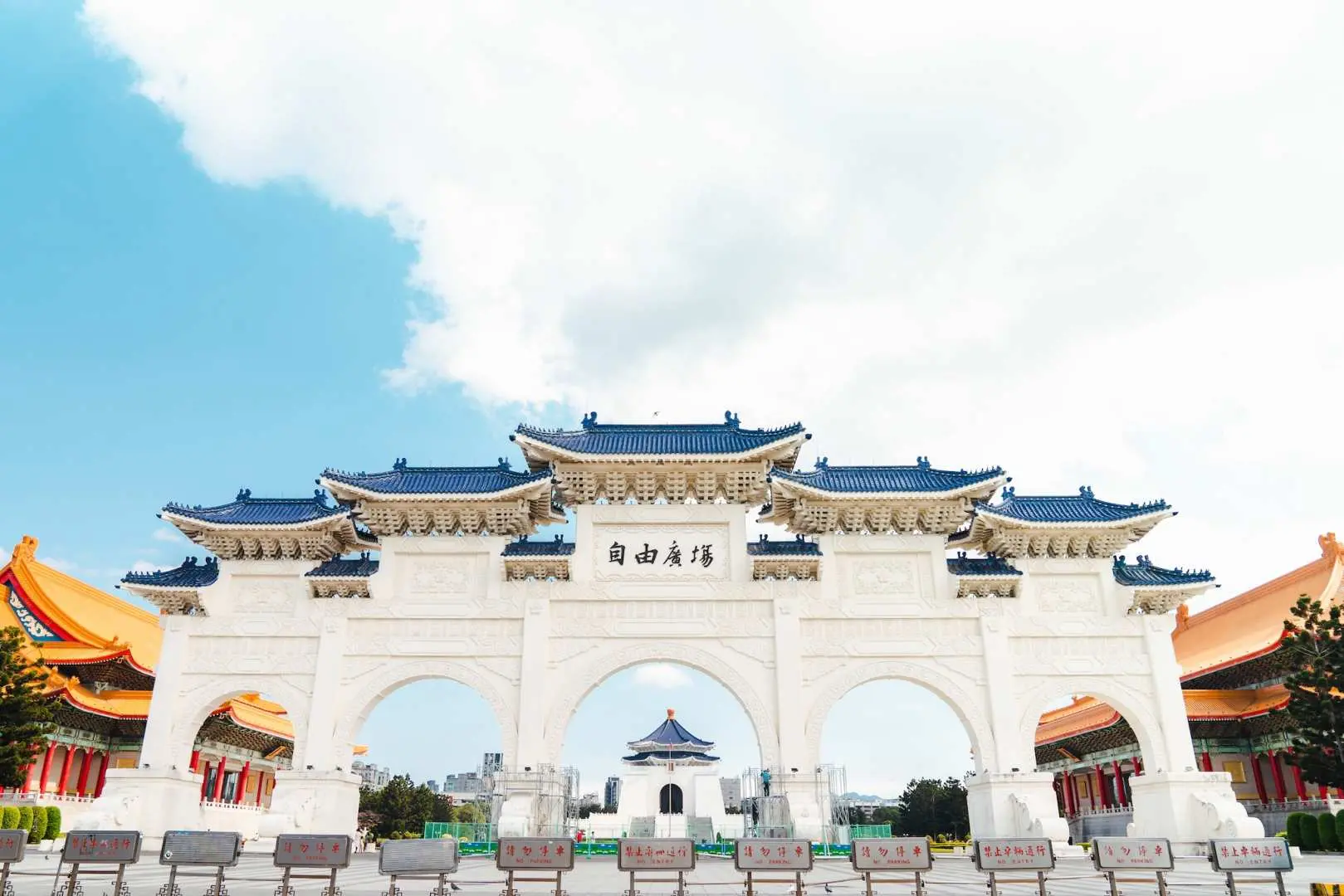 [Chiang Kai-shek Memorial Hall] The National Memorial Hall was built to commemorate the former President of the Republic of China, Chiang Kai-shek. The construction of the memorial hall started after Chiang Zhongzheng’s death and was completed five years later. The architectural design is themed in the Chinese imperial style and showcases Chiang Kai-shek's life as a political figure. The tour guide will also tell tourists how the Taiwanese people re-examined Chiang Kai-shek's historical status after the lifting of martial law.