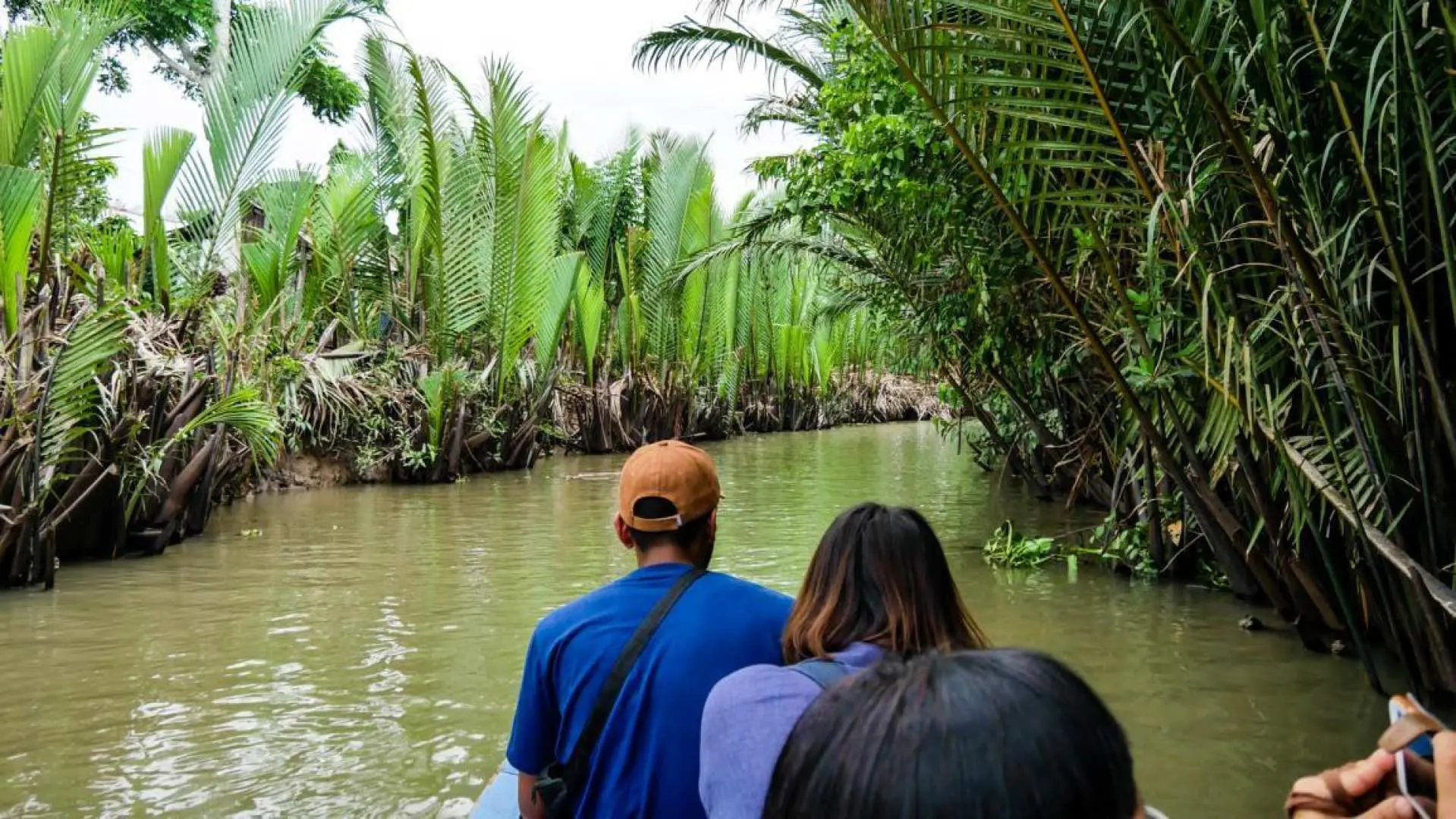 手搖船上的河道風光