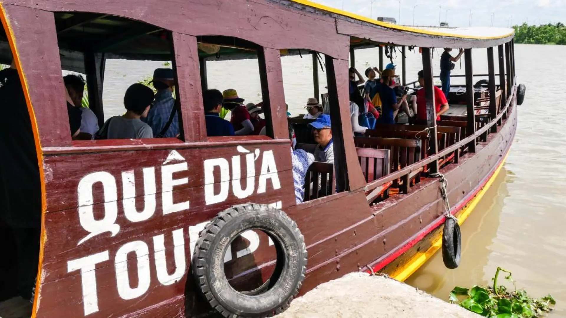 搭電動馬達船前進湄公河