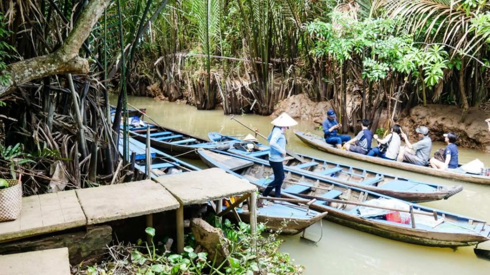 入坐傳統手搖船