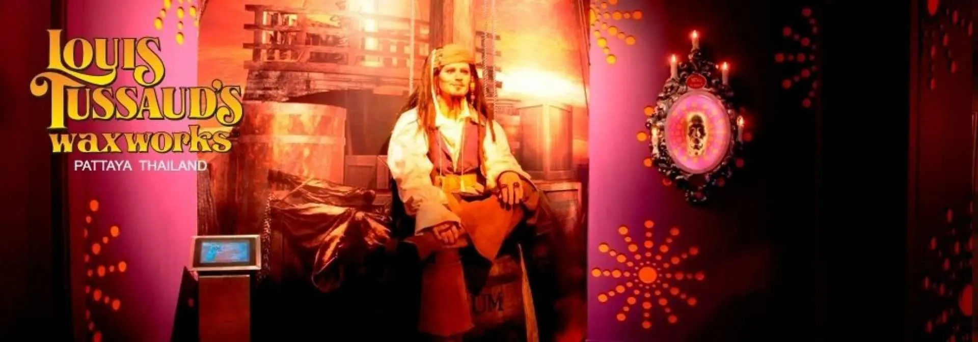 ภายในหลุยส์ ทุสโซด์ แว็กซ์เวิร์คส์ พัทยา จัดแสดงหุ่นขี้ผึ้งกัปตันแจ็ค สแปร์โรว์เสมือนจริง เปิดโอกาสให้นักท่องเที่ยวได้ถ่ายภาพระยะใกล้กับบุคคลดัง