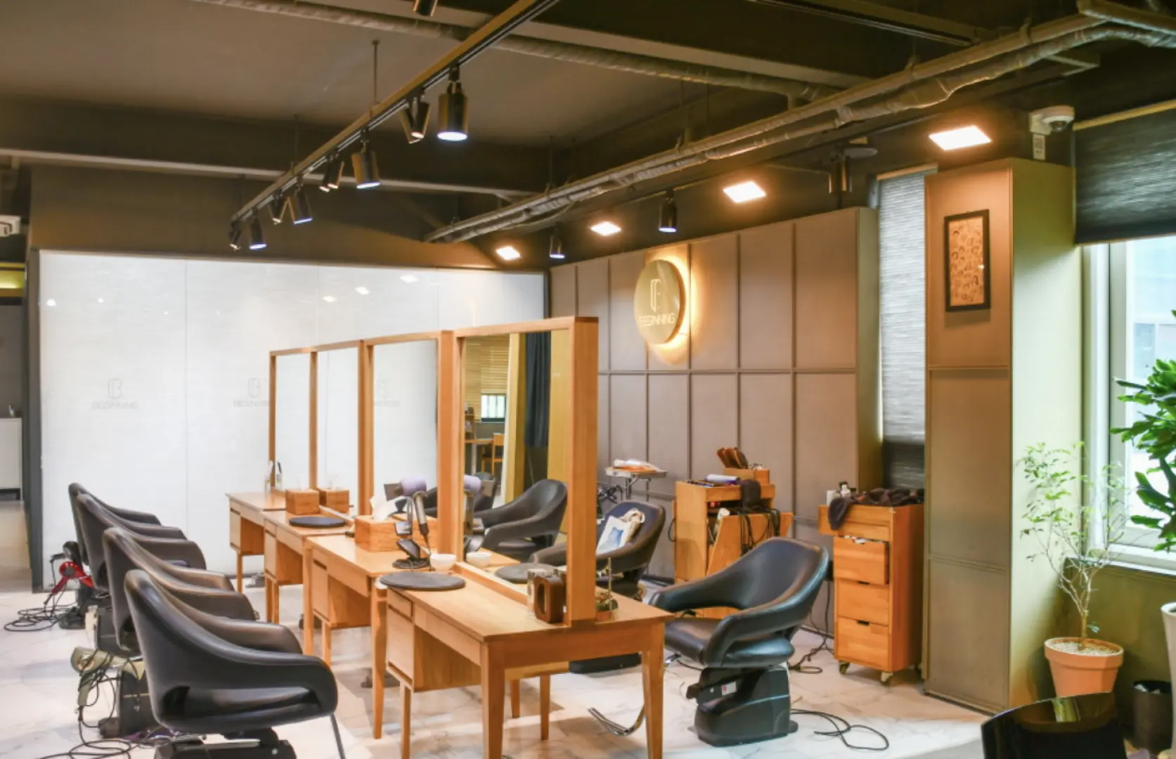 首爾江南知名名人化妝店的內部，設有多個現代化化妝台與舒適座椅，提供頂級K-beauty美容環境。