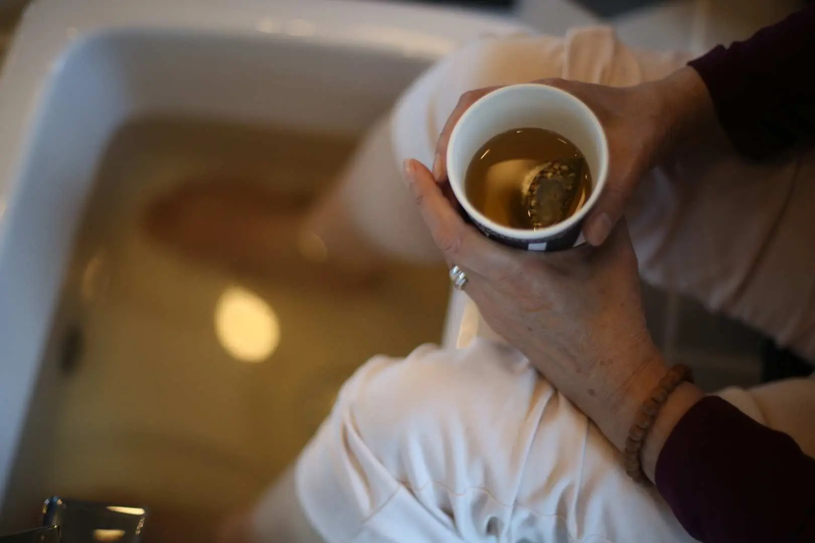 搭配一杯溫熱的草本茶補充水分