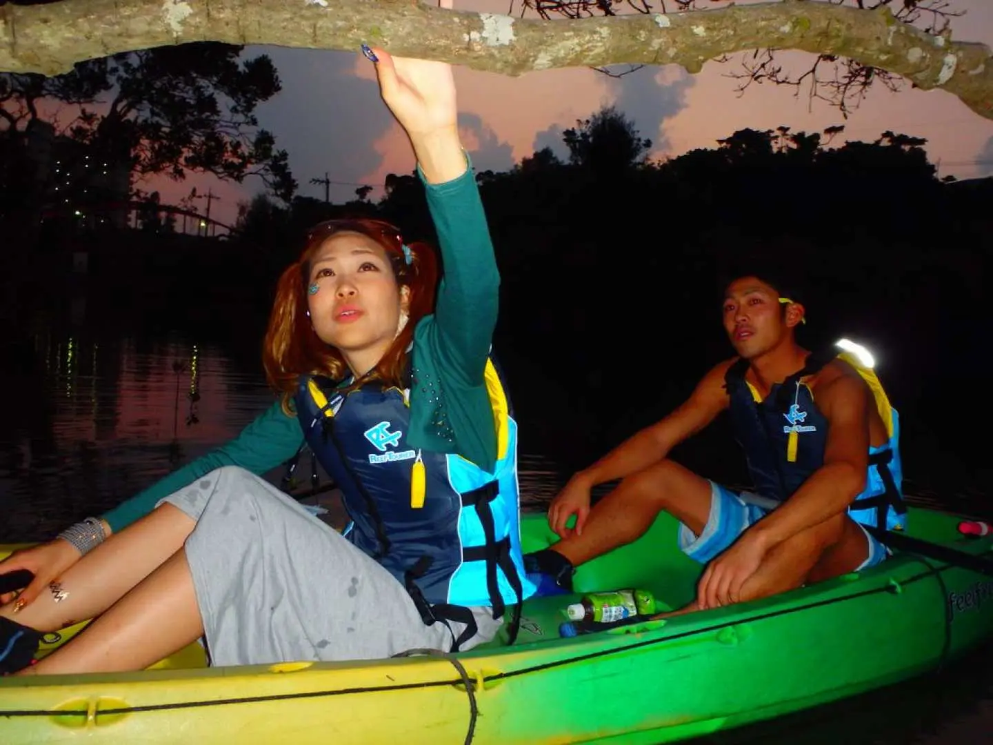 เพลิดเพลินไปกับทิวทัศน์และธรรมชาติโดยรอบ (พายเรือคายัคในเวลากลางคืน)
