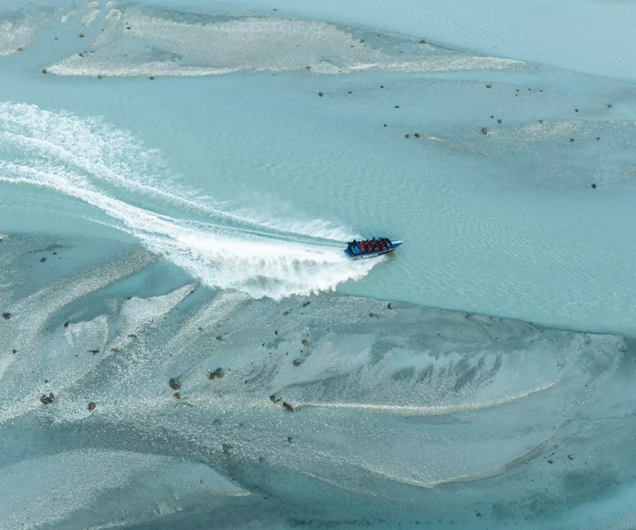 噴射快艇馳騁於交錯蜿蜒的冰川湖泊中