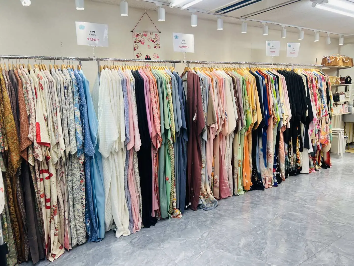 RURI清水寺店內展示數百套色彩繽紛的浴衣、蕾絲和服與和服，提供豐富款式選擇，滿足京都和服租借需求。
