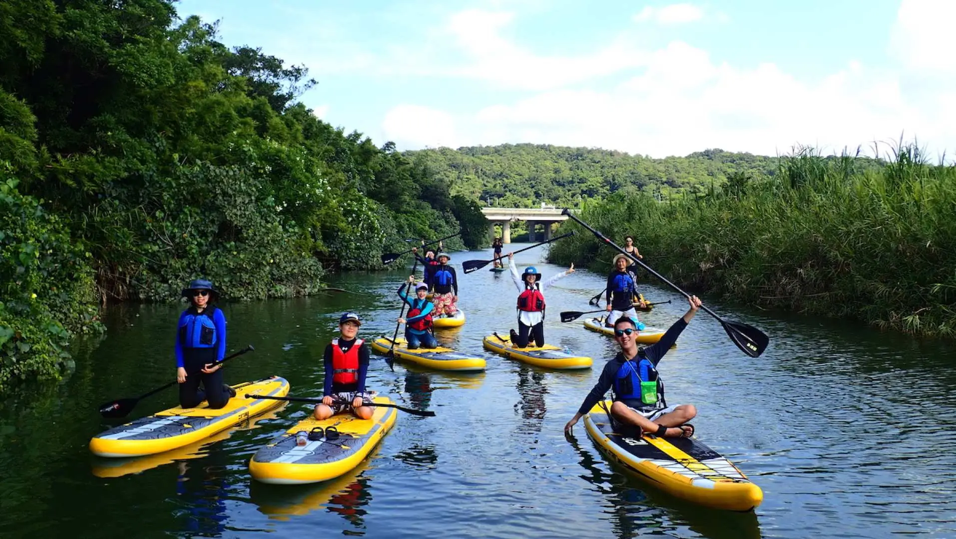 福隆雙溪河SUP立槳體驗，學員們在教練指導下，以坐姿或跪姿輕鬆划行，欣賞兩岸自然風光。