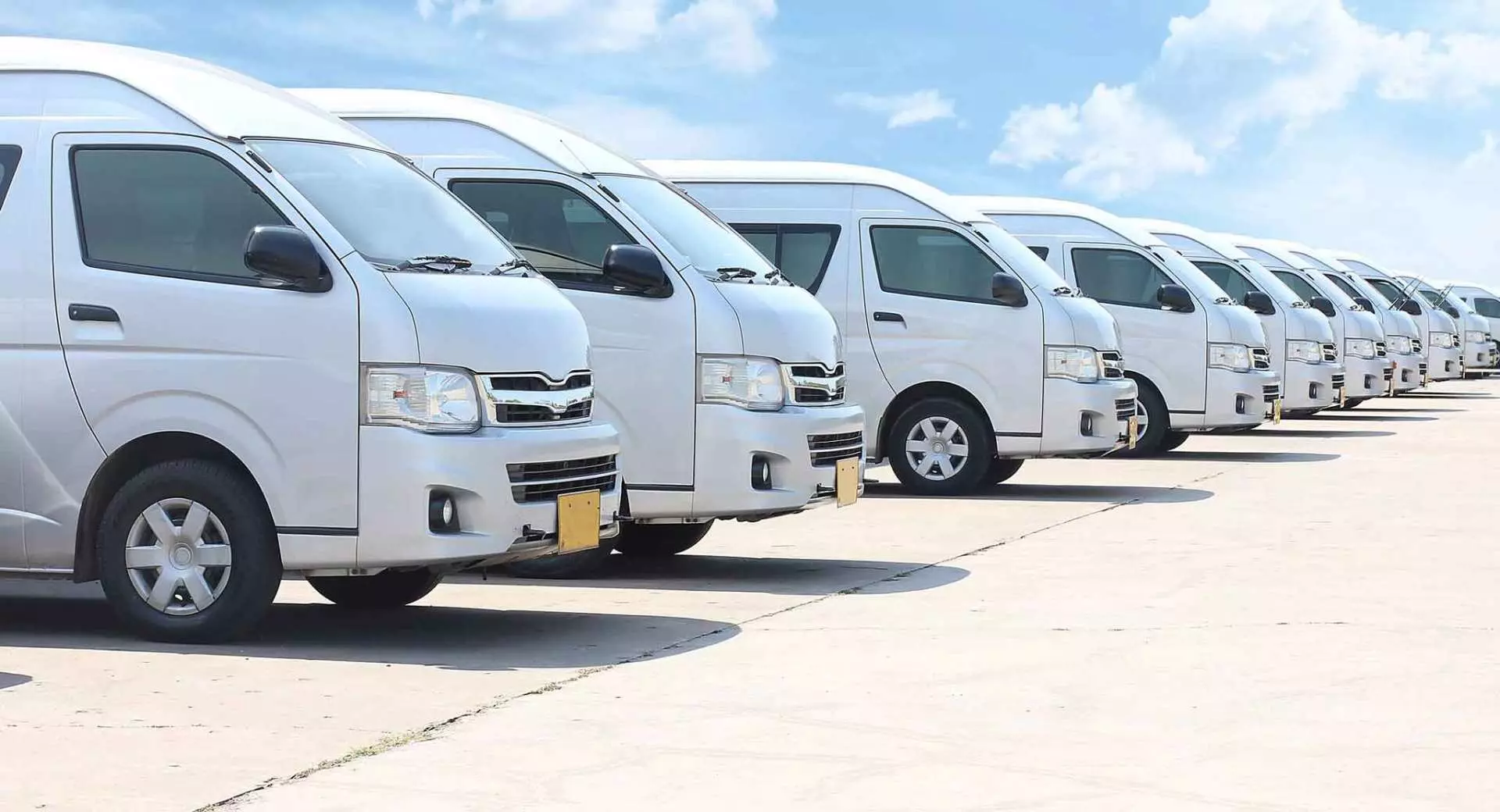 曼谷機場共乘接送服務的現代化冷氣專車車隊，提供安全舒適、高效便捷的交通，送您往返市區飯店。