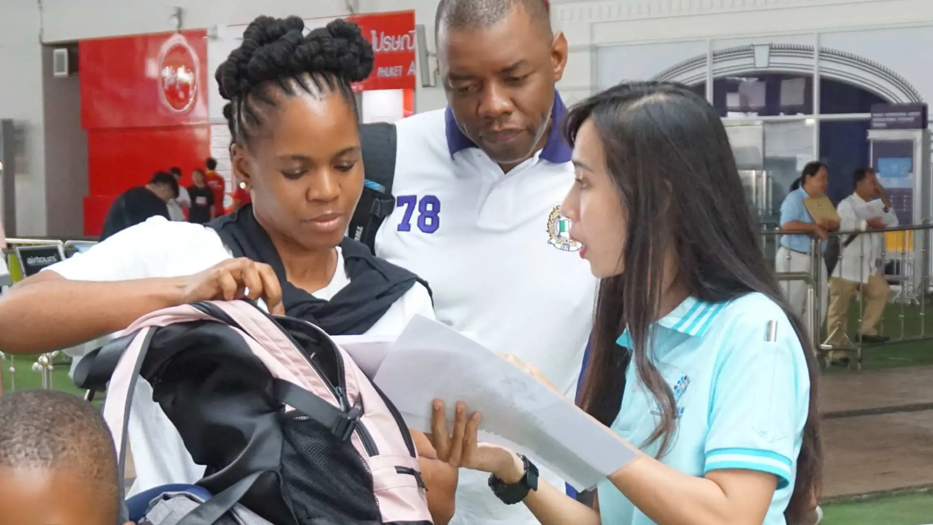 曼谷機場專業服務人員協助旅客確認共乘接送預訂細節，確保行程順利，讓您輕鬆抵達市區飯店。