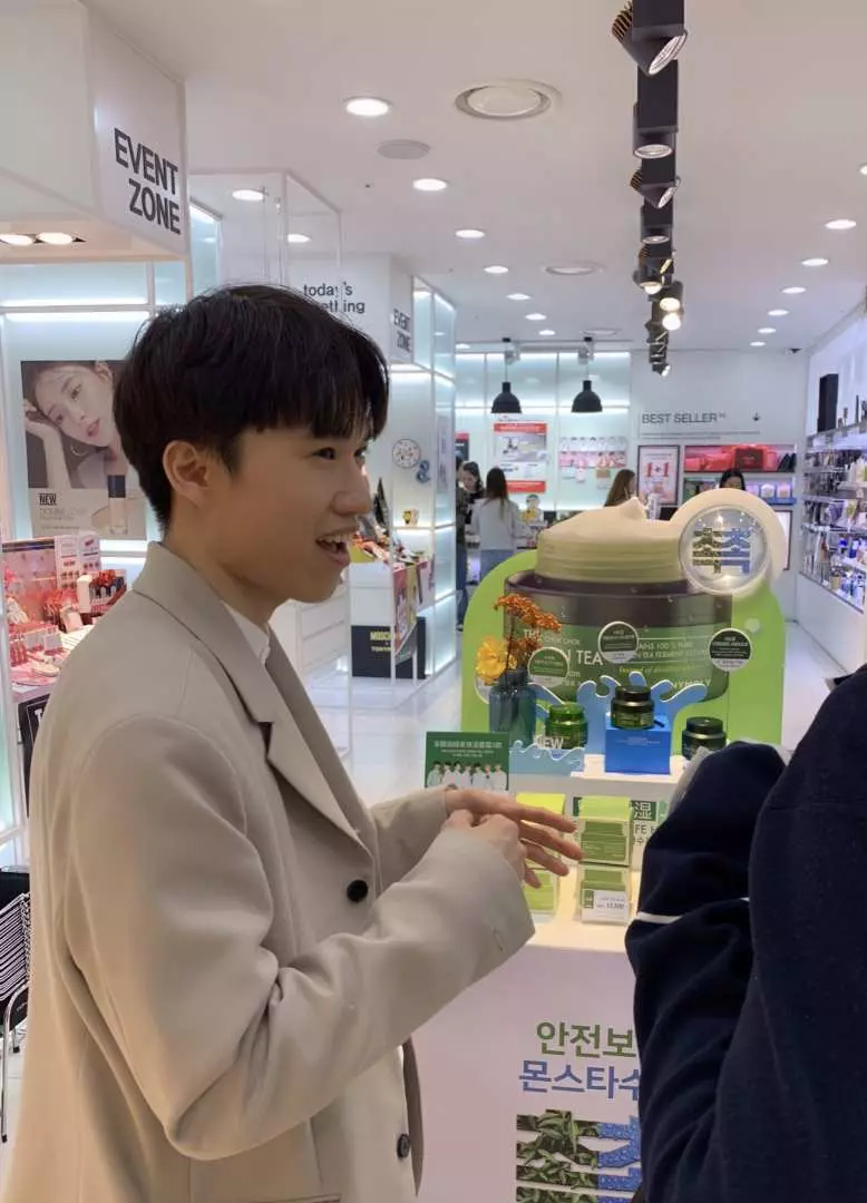 針對架上商品做詳細解說