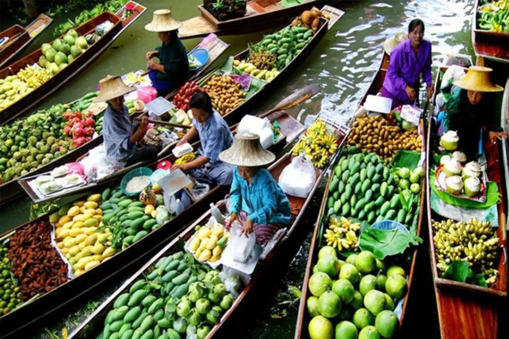 Experience local life at the bustling floating market of Cai Be.