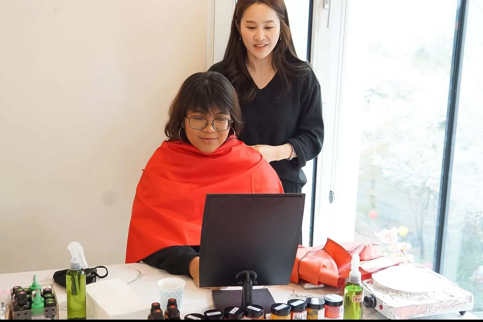 In a Korean beauty DIY class, a professional beautician provides personalized guidance, helping participants choose the best skincare or lipstick formula for their skin type, ensuring a tailor-made service.