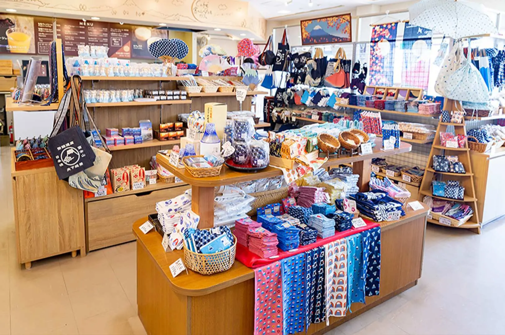 富士山河口湖地區的紀念品商店，陳列著豐富多彩的當地特產、工藝品與伴手禮，讓遊客選購獨特的旅行紀念品。