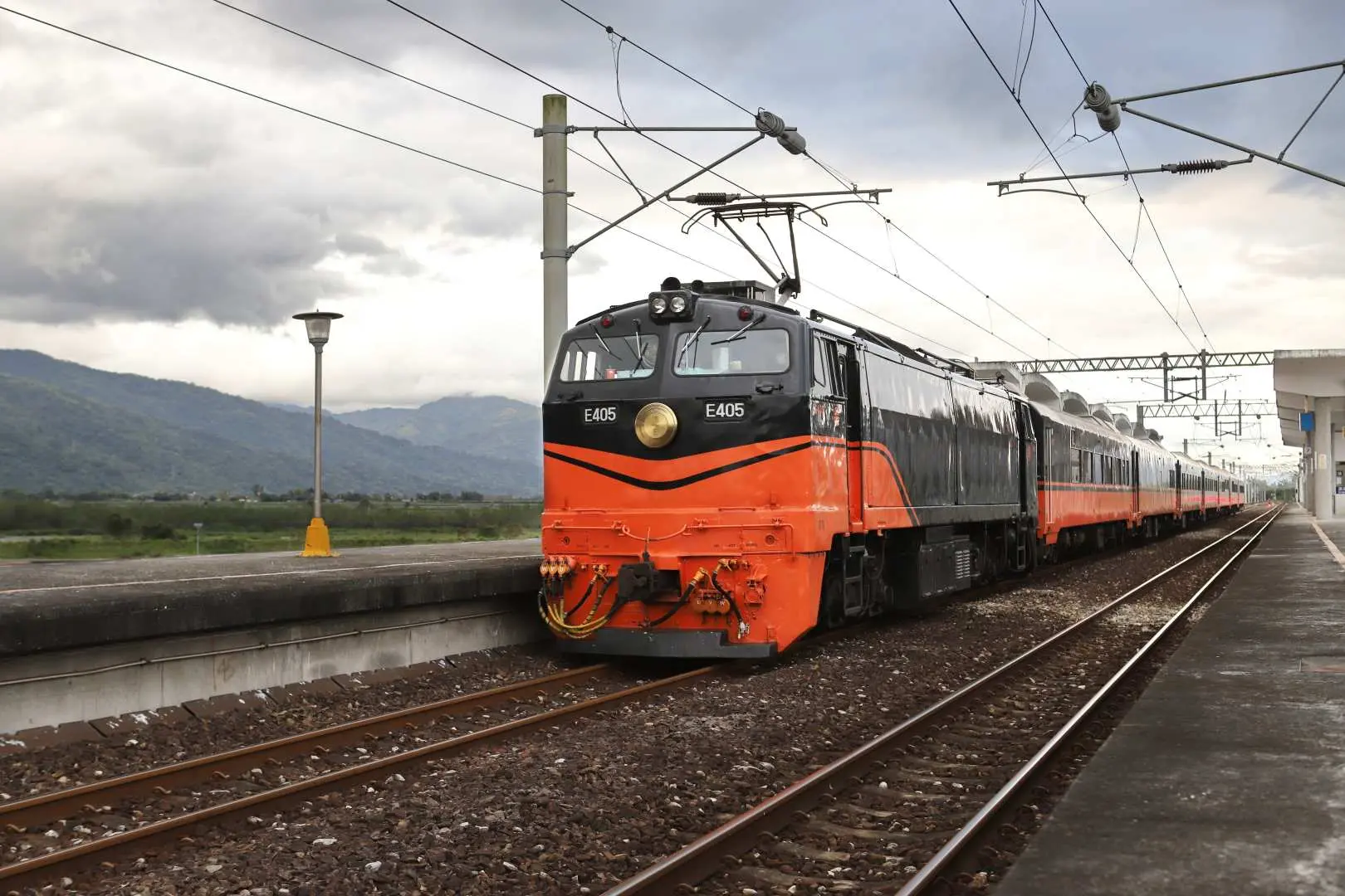 Departs from Nangang Station