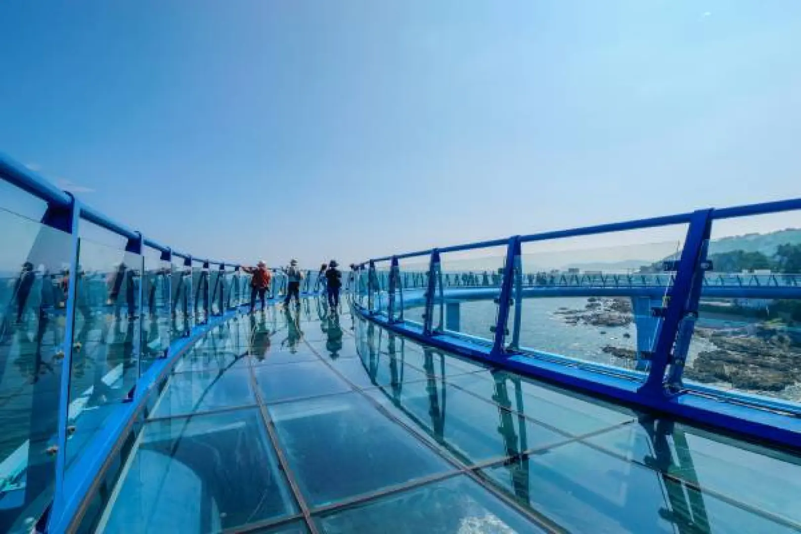 【入●Marina K.C彩妝名品〉入●釜山X THE SKY摩天樓(多媒體高速電梯、360度觀景台、世界最高星巴克)〉入●海岸天空膠囊列車(熱門IG打卡)〉照●青沙浦踏石天空步道〉照●海雲台海濱〉入●APEC世峰樓Nurimaru APEC House】