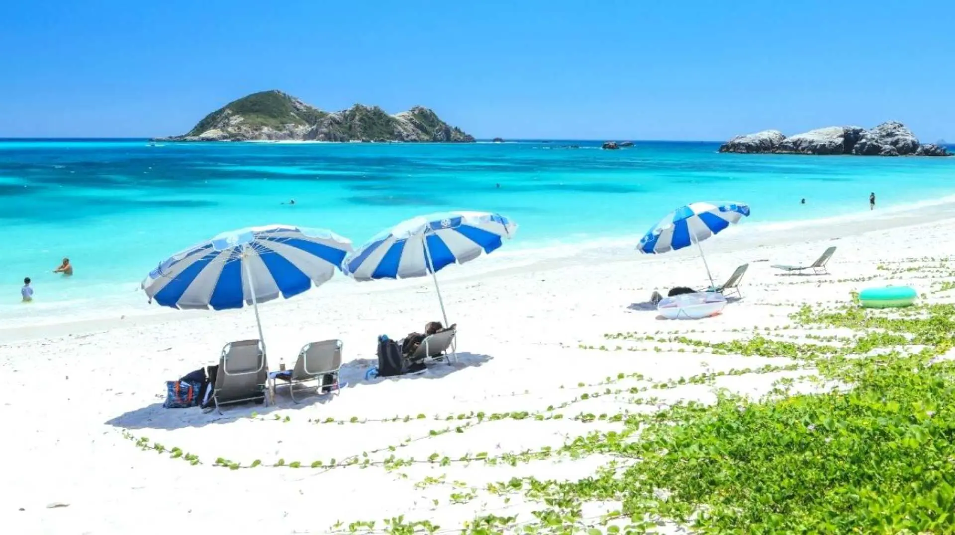 渡嘉敷島到着後、昼食を含め約5時間半の自由時間となります。その後、専用車でビーチへ移動します（所要時間約15分）。

～海水浴パッケージ：ビーチ到着後、自由時間となります。

～シュノーケリングパッケージ：ウミガメとのシュノーケリングと遊泳（所要時間約50～60分、器材込み。開始時間は現地スタッフがお知らせします）。

※器材は現地のショップでレンタルできます。また、その他のウォーターアクティビティも別途料金でご利用いただけます。